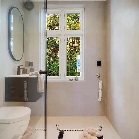 Panorama - View In L 1-bedroom Apartment *